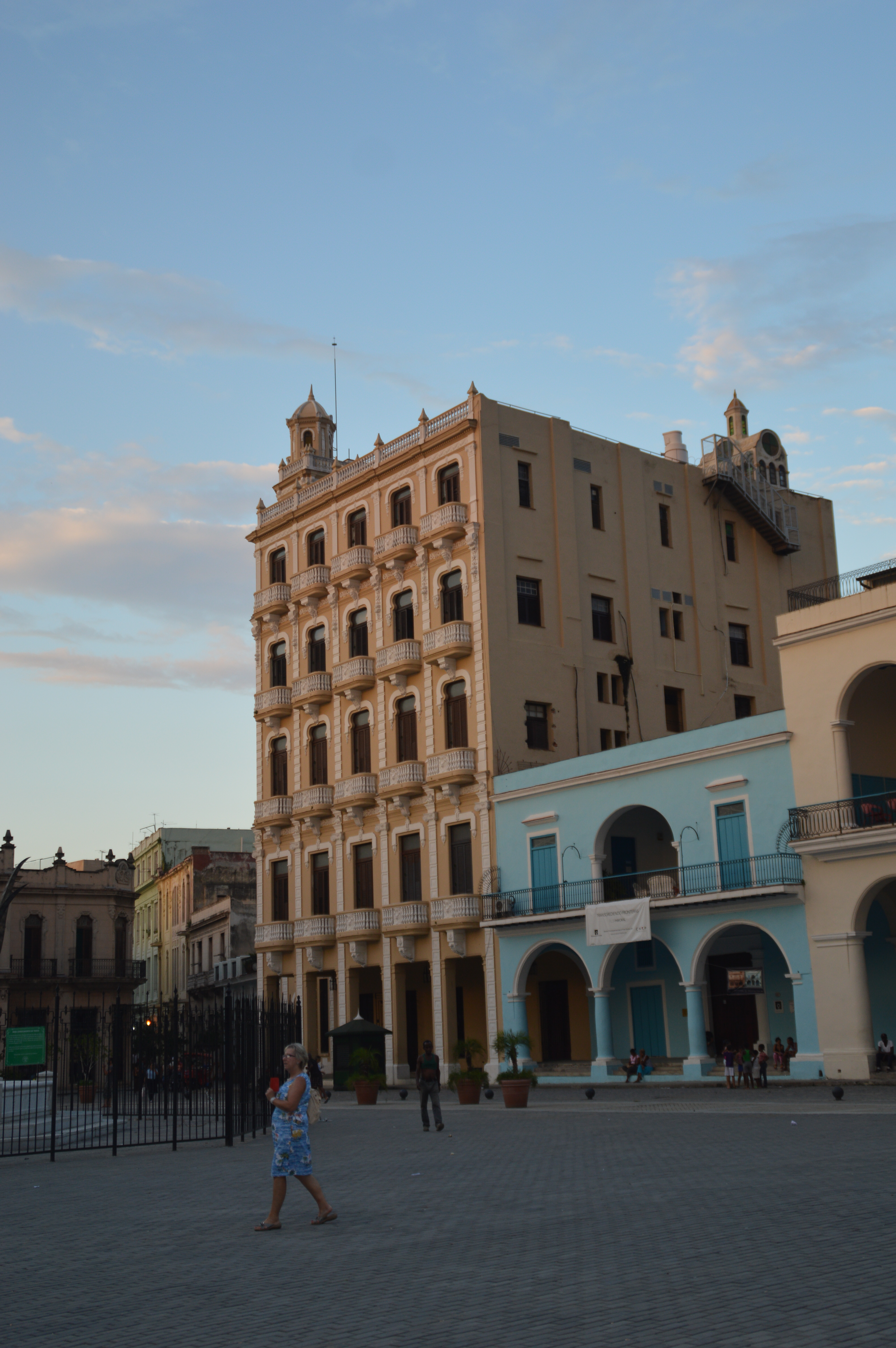Plaza_Vieja_Sunset_2_D3200_10102015_538.jpg