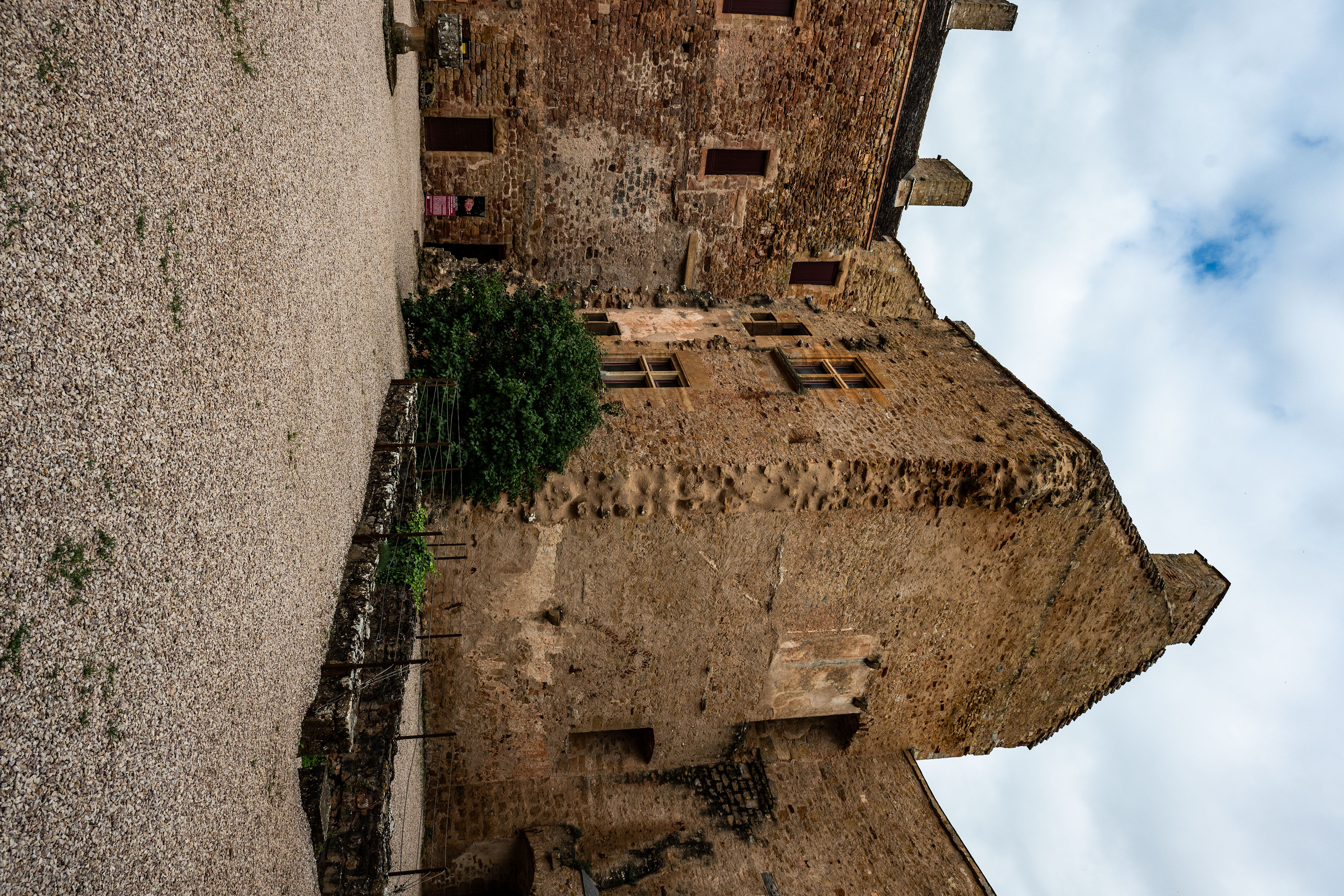 Château_de_Castelnau-Bretenoux_Inner_Courtyard_Z6iii_06062025_5460.jpg