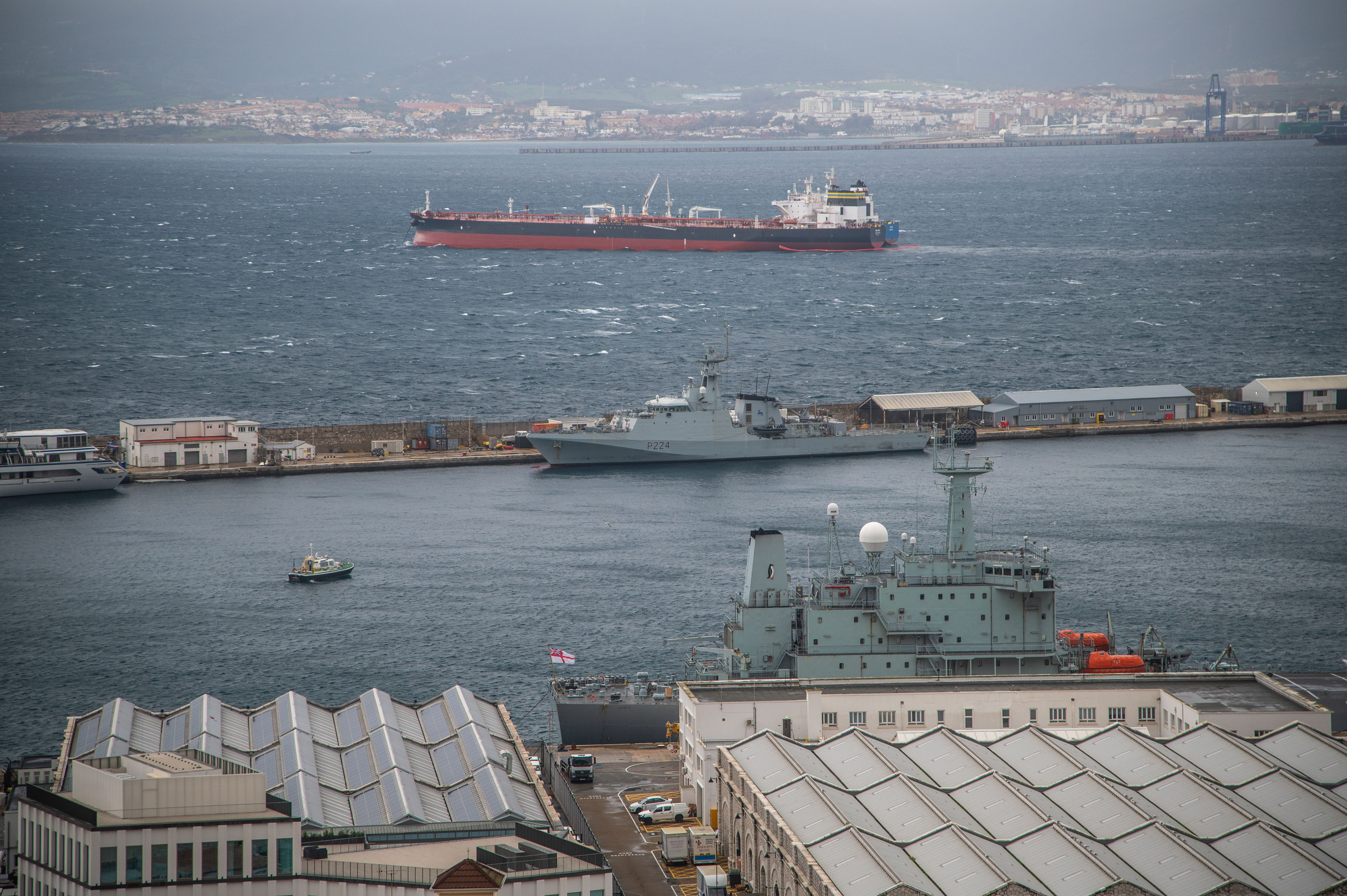 Gibraltar_Bay_HMS_Trent_P224_12252021_Gibraltar_Bay_20211225_DSC_5681.jpg
