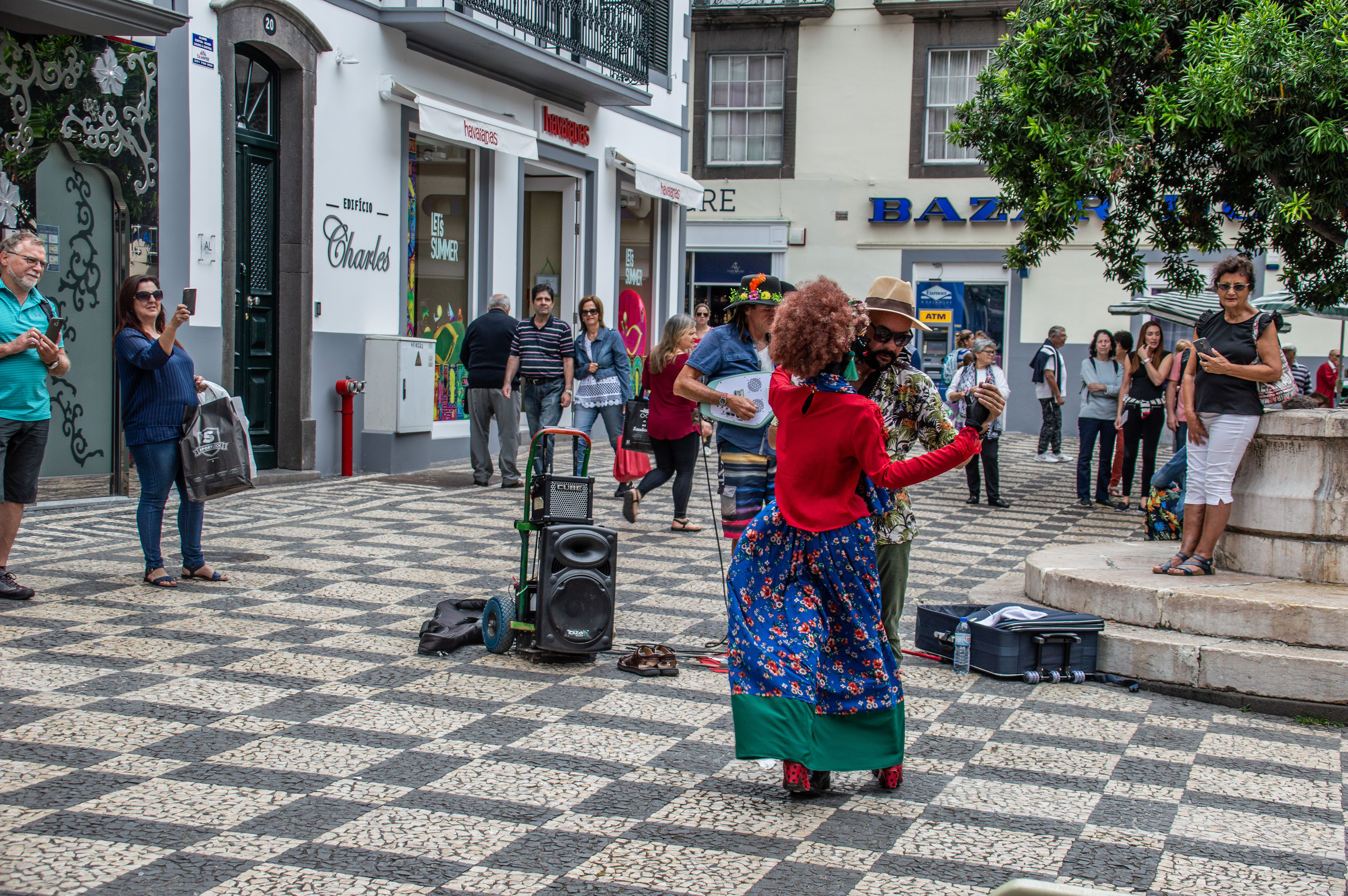 Largo do Chafariz Street Performers
