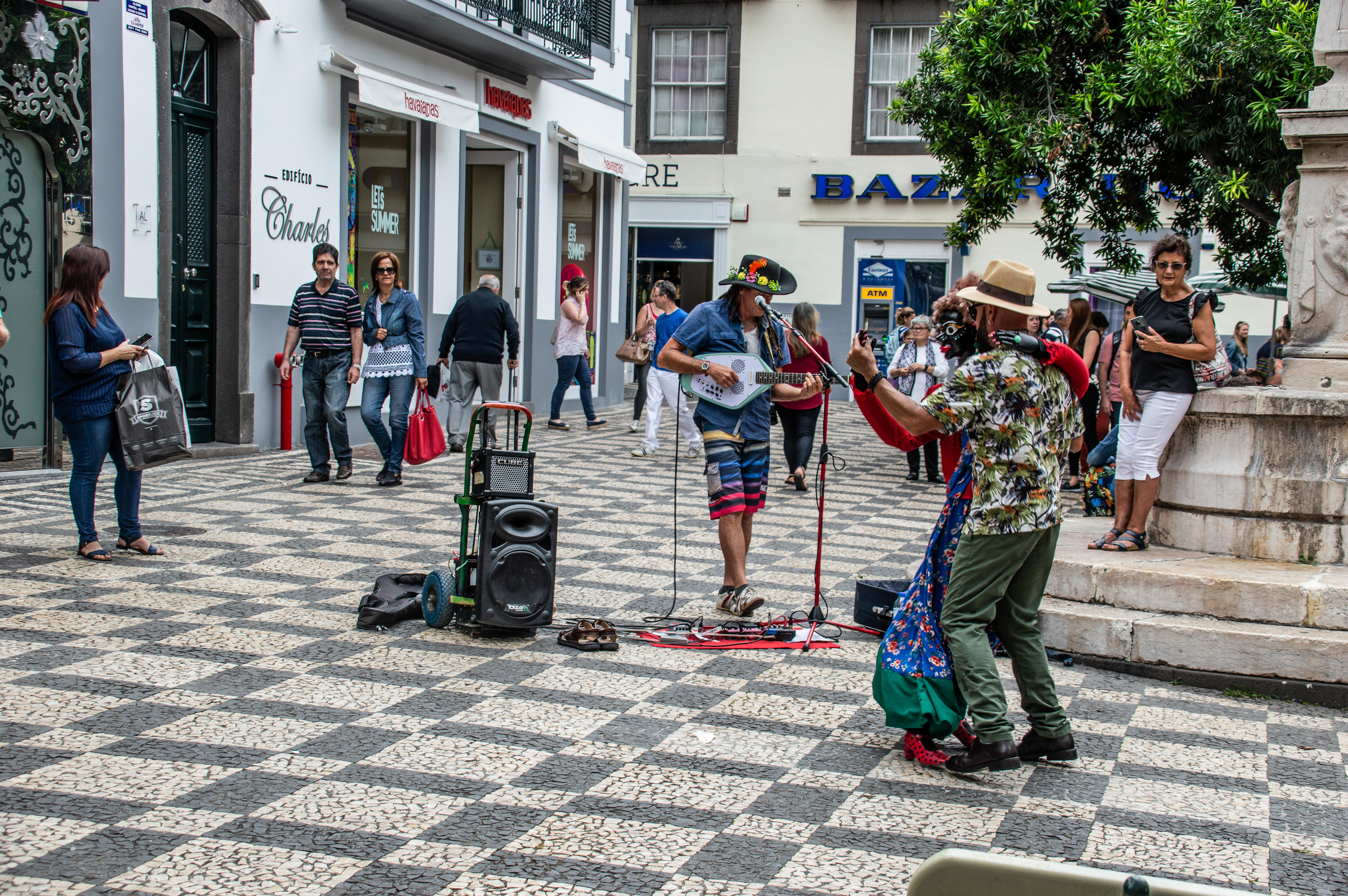 Largo do Chafariz Street Performers