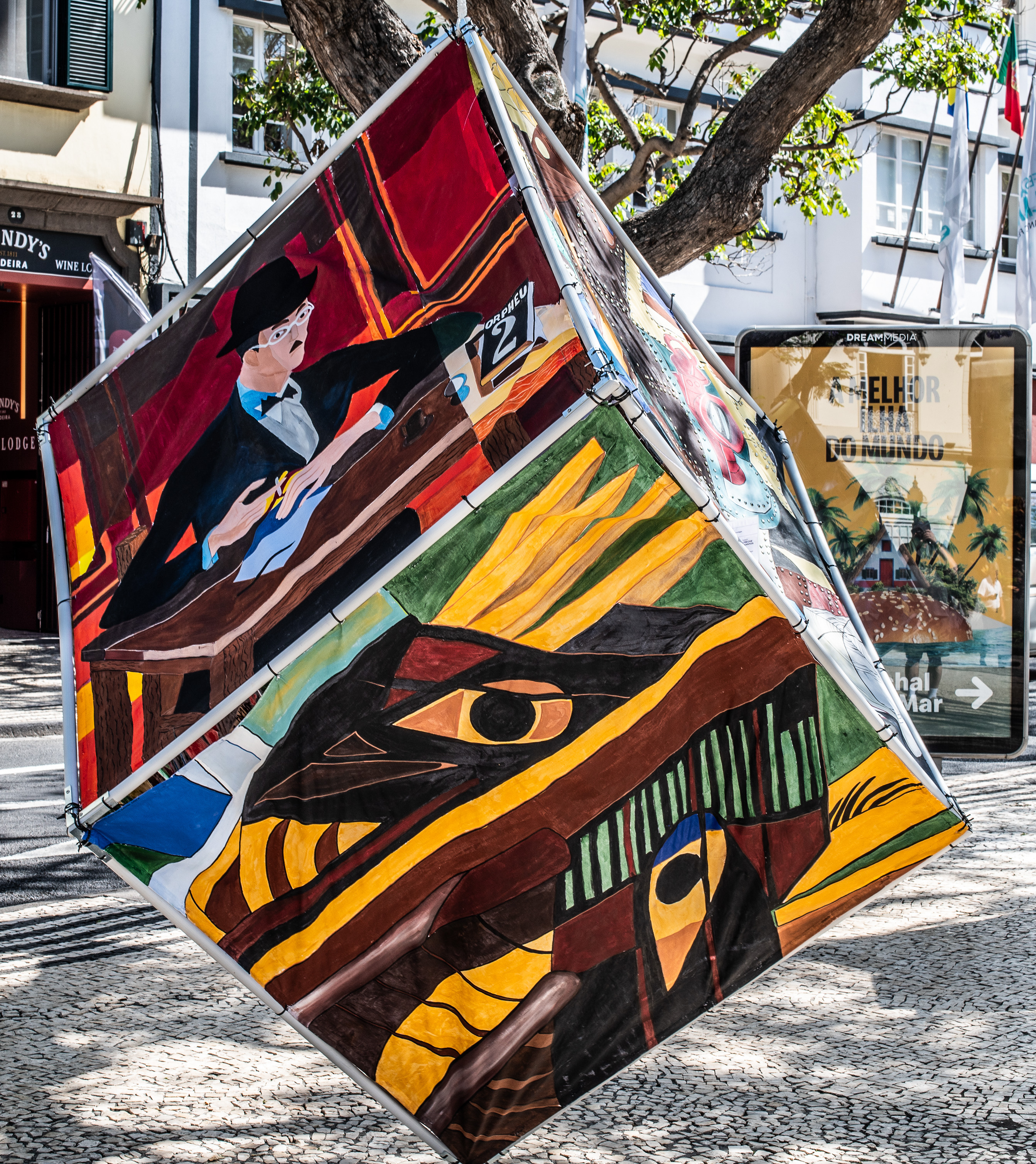 cartoonish depiction of a man in a suit and hat