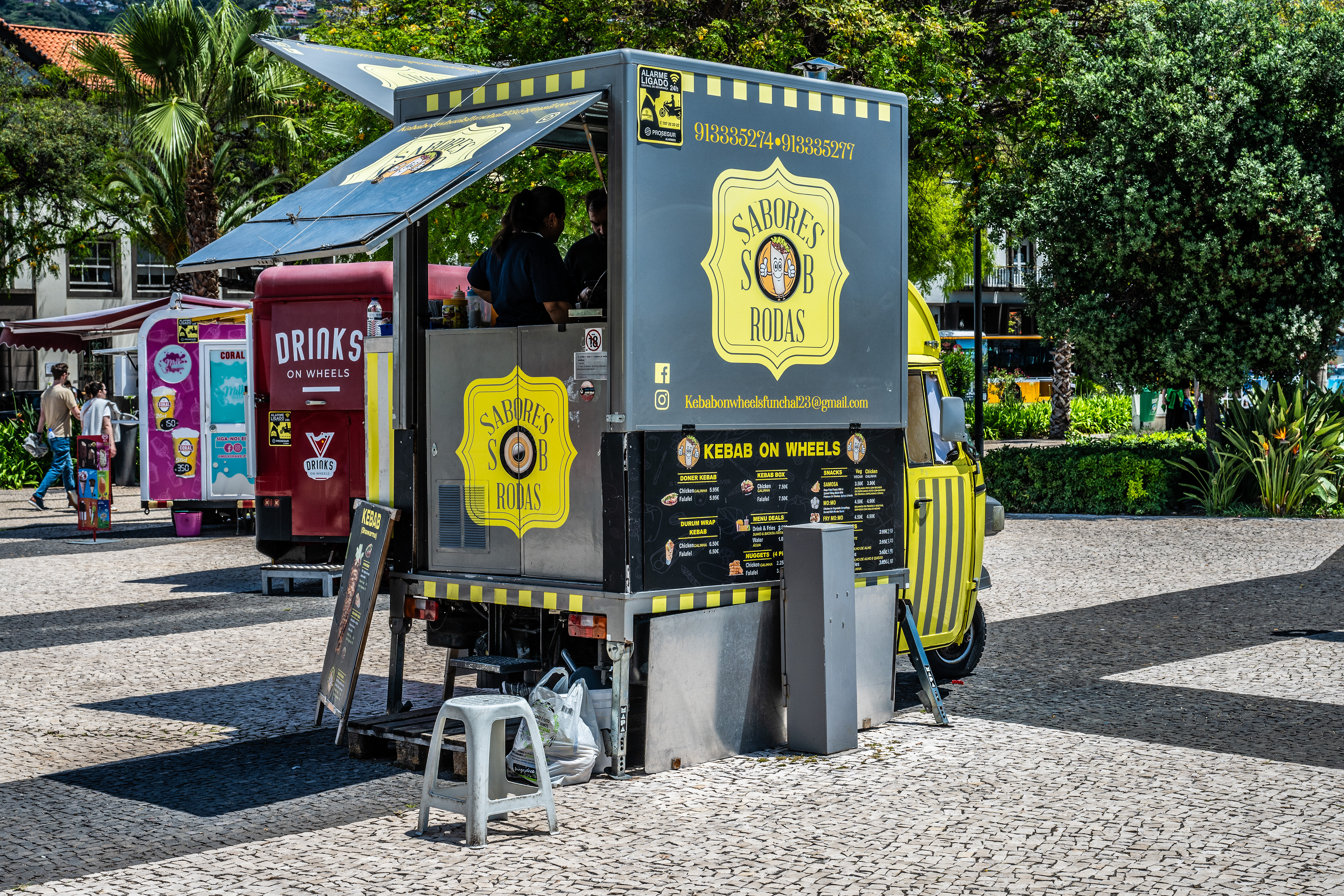 a food truck named 'Sabores de Rodas,'