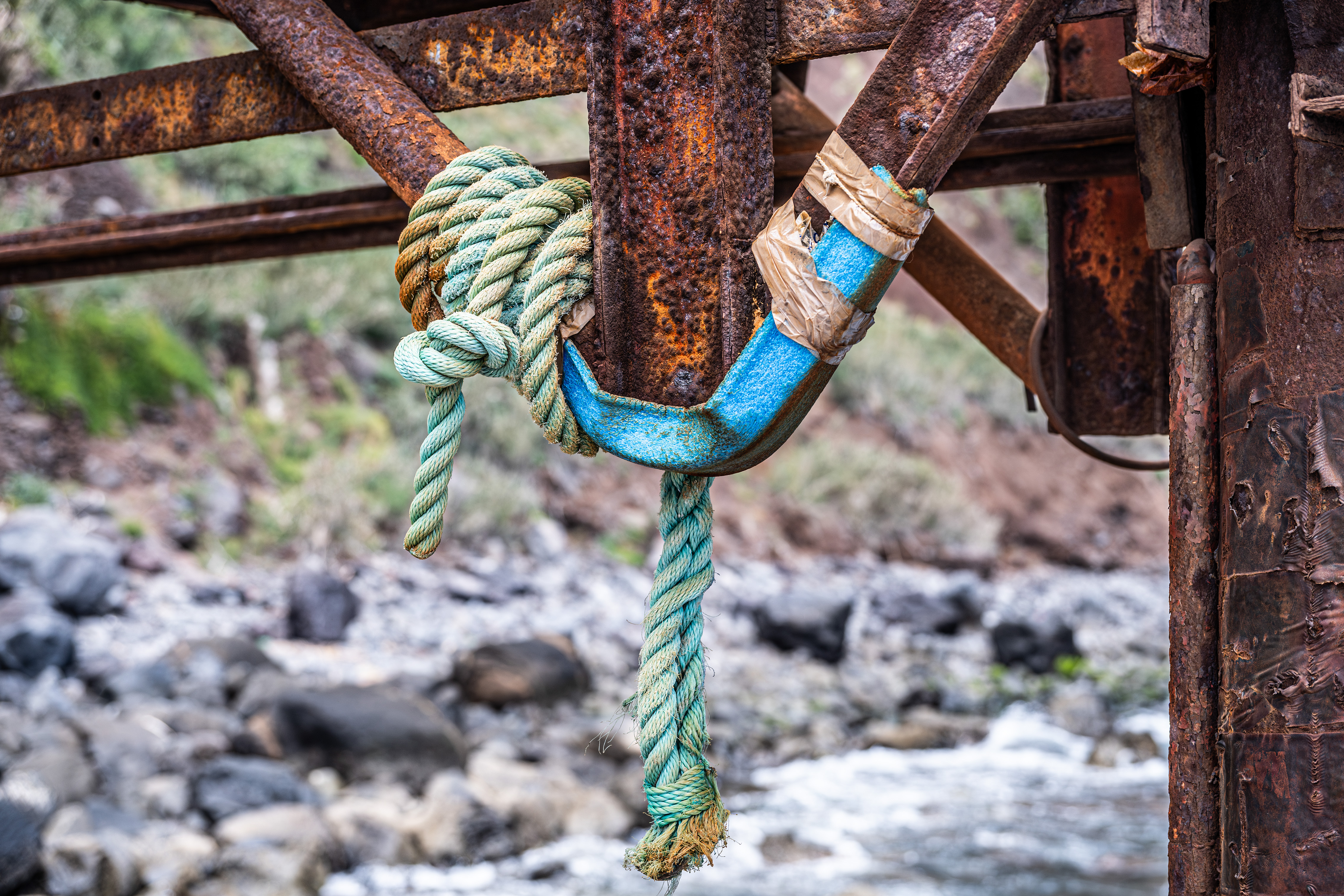 A blue pulley with a green rope
