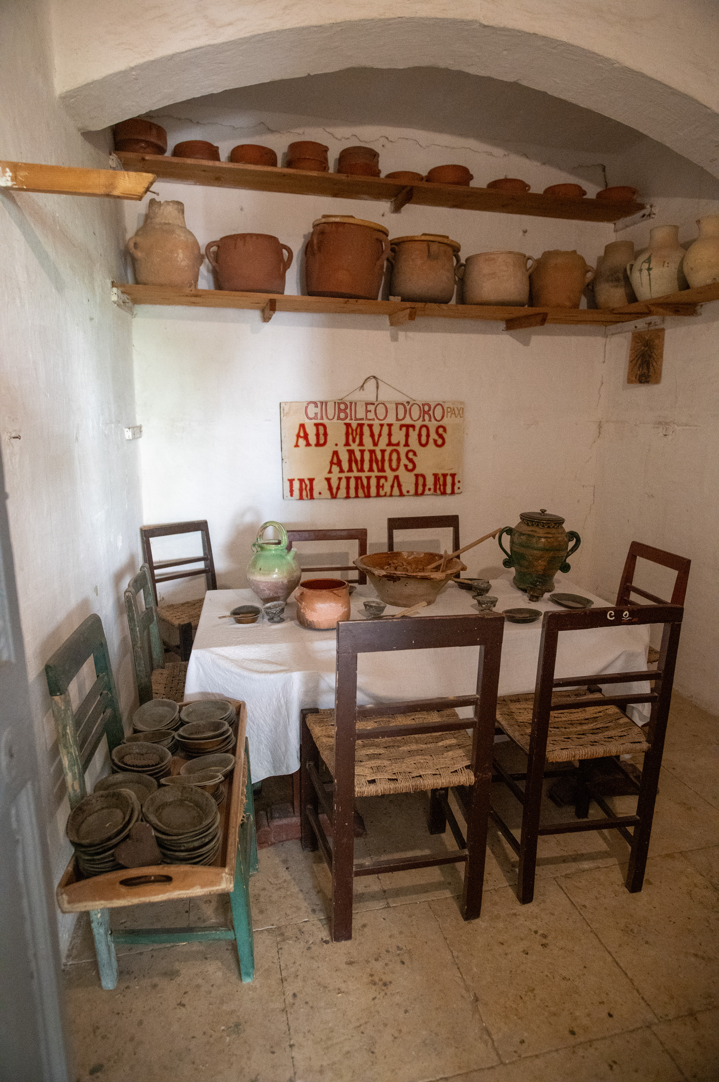 a sign in Latin that reads 'Giubileo d'Oro Pax Ad. MVLTOS ANNOS IN VINEA D.NI'