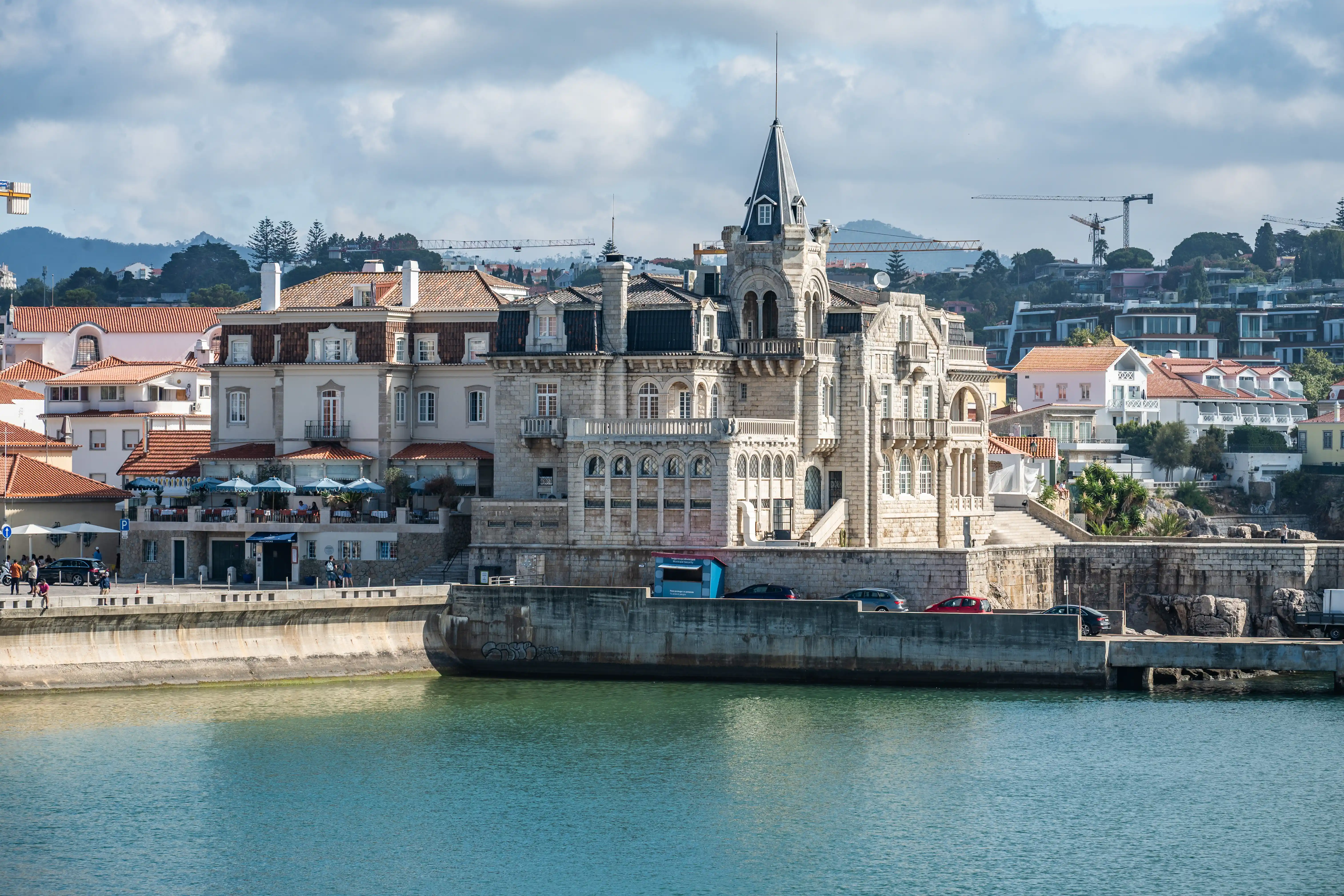 image link to https://www.mgaylard.co.uk/Portugal/cascaiscentro.html