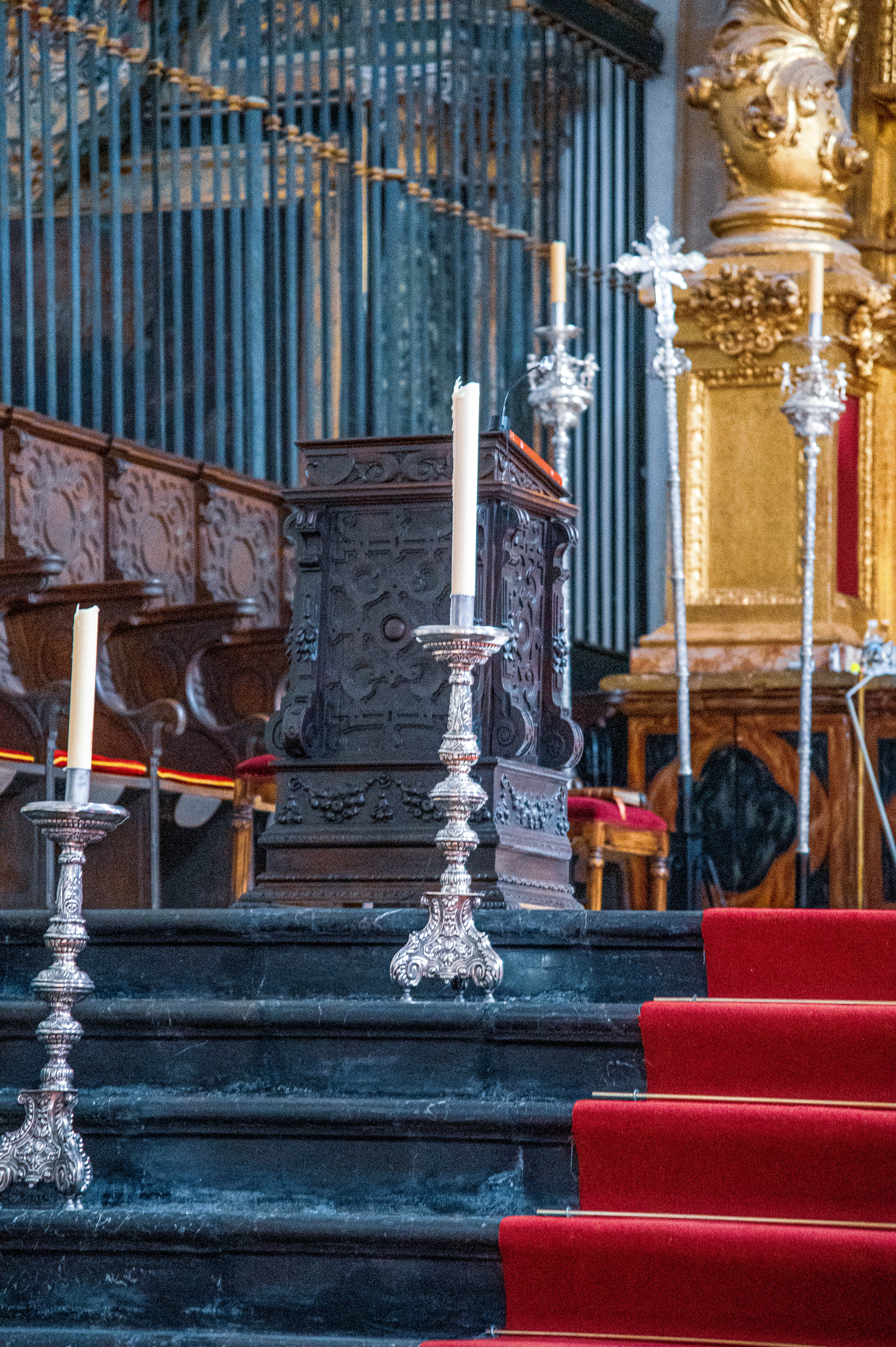 a set of steps leading up to an altar 