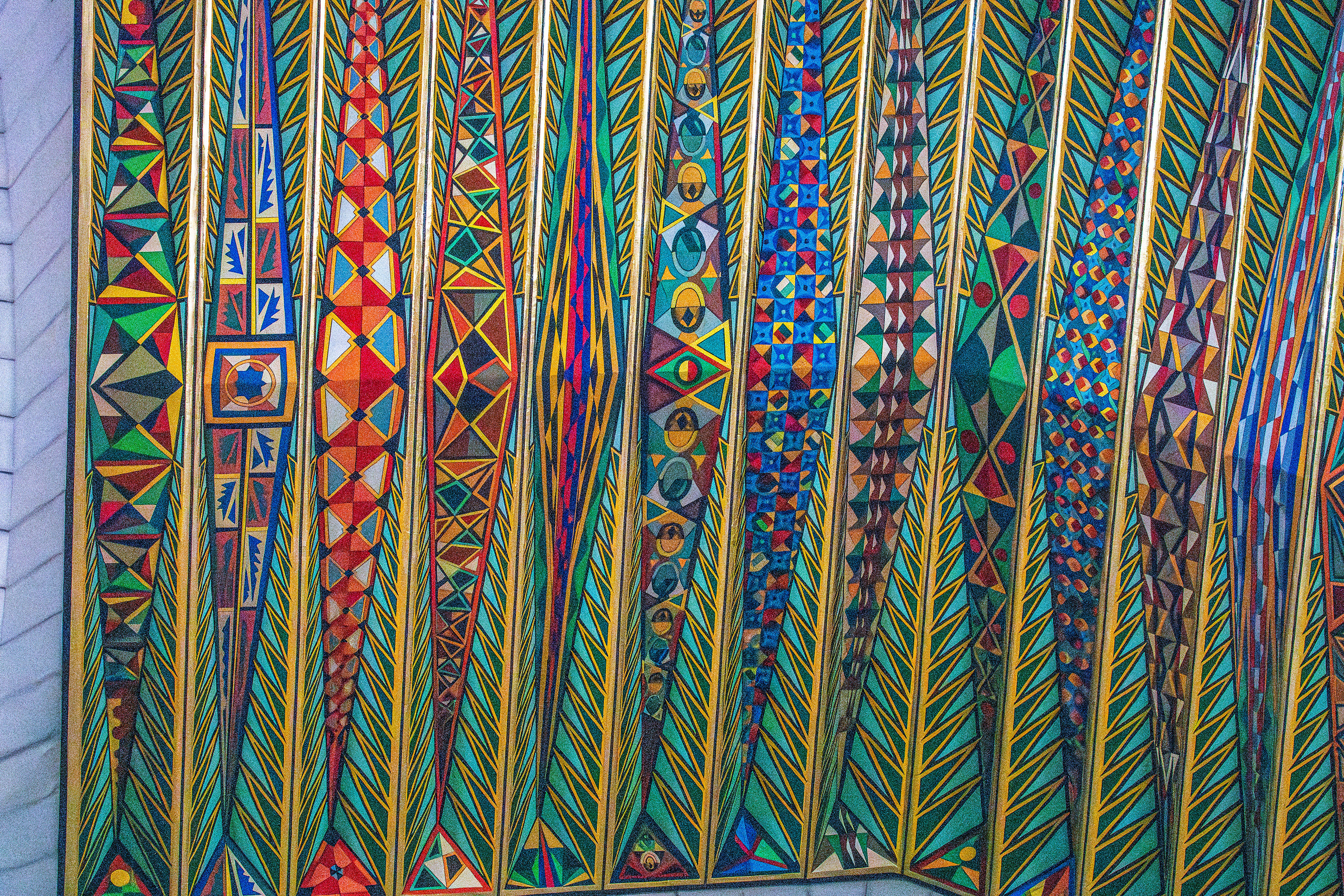 vertical columns with zigzag lines