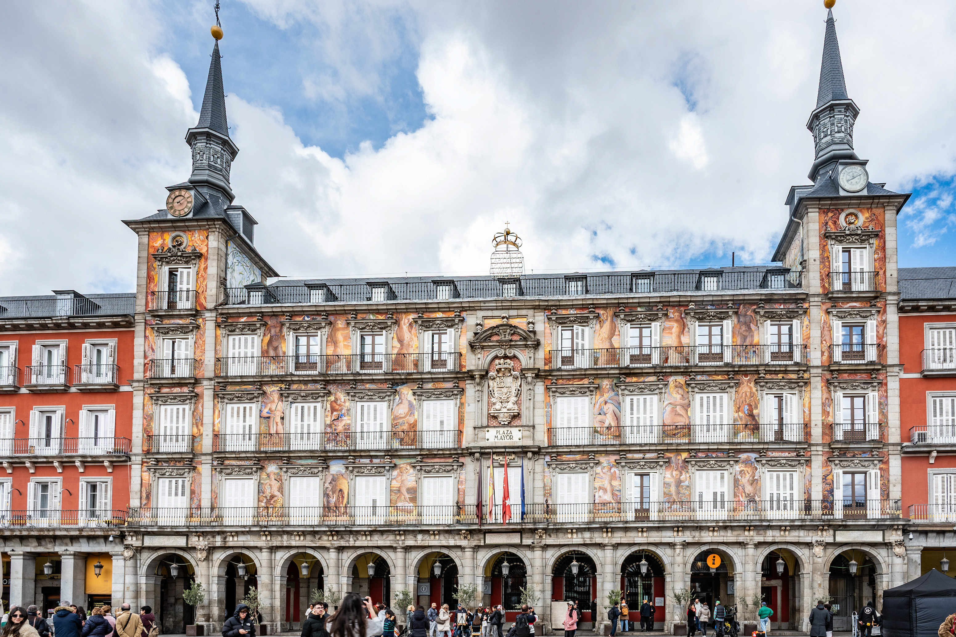 A municipal building from 1619 with a frescoed facade, repainted in 1992 by artist Carlos Franco.