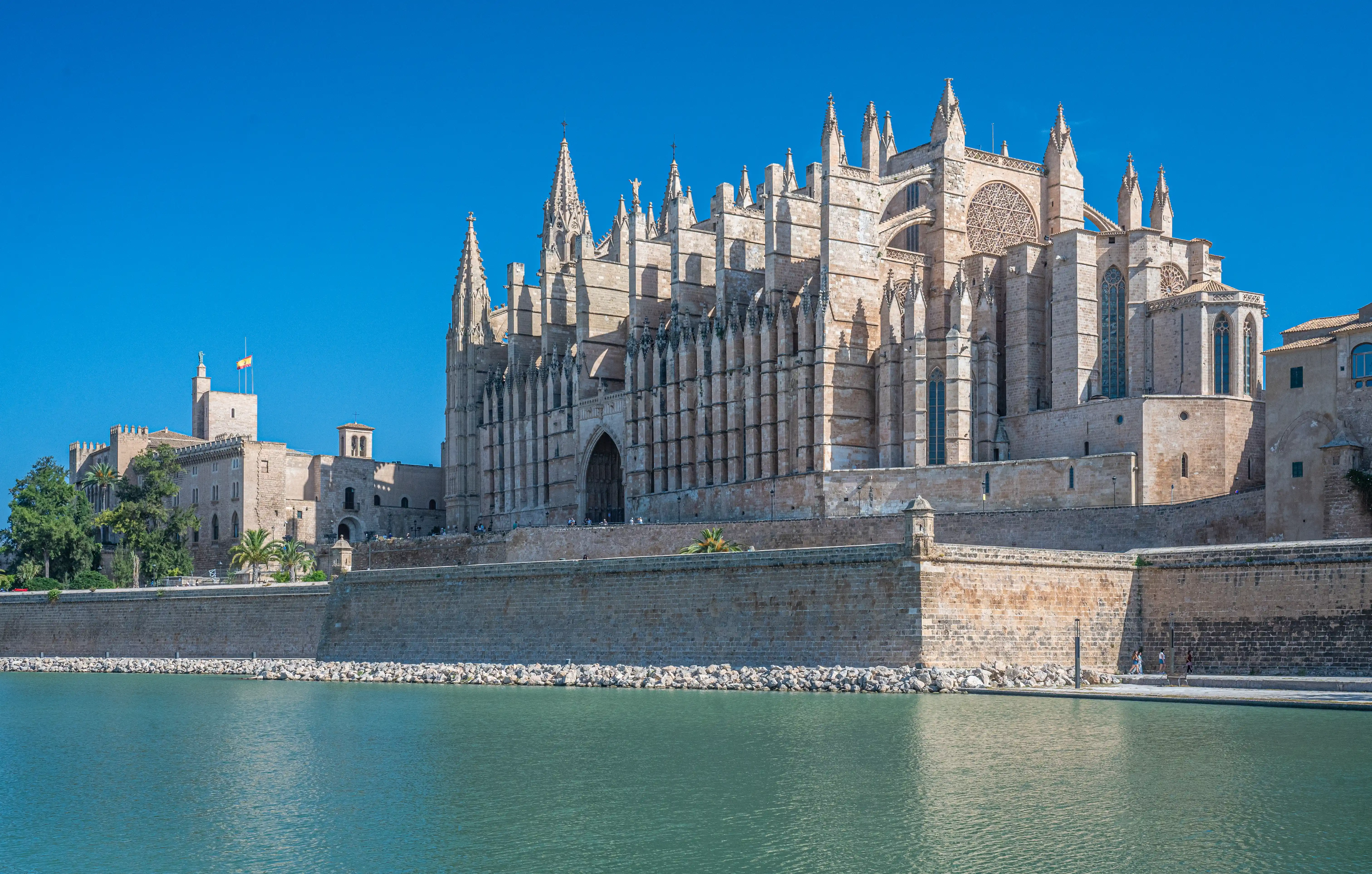 image link to https://www.mgaylard.co.uk/Spain/mallorcapalmase.html