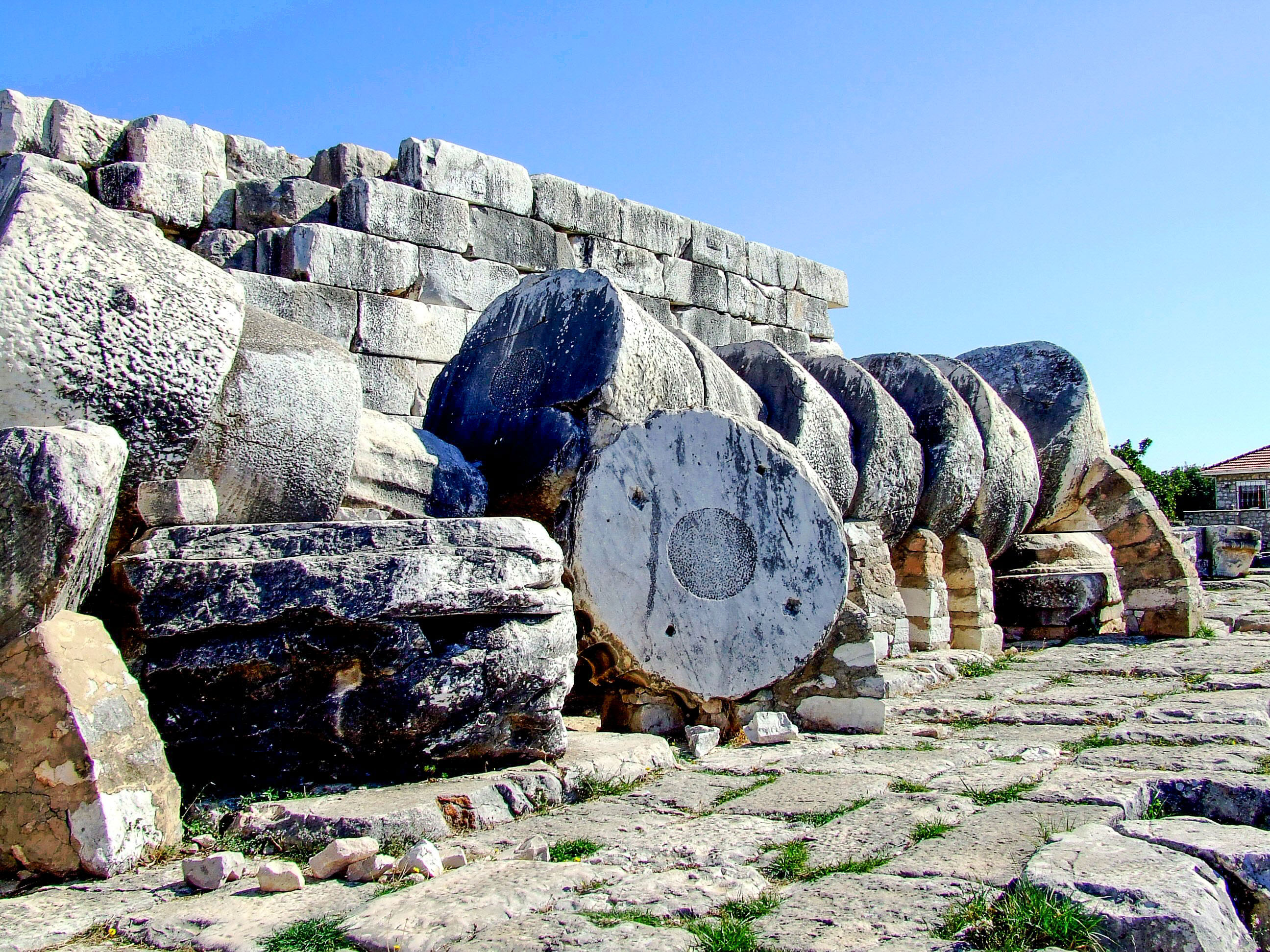 stones, some of which are still stacked, while others are scattered on the ground
