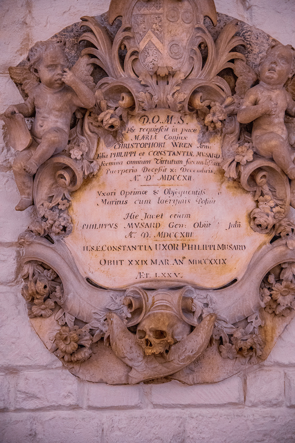 The document is a memorial inscription for Maria, wife of Christoph Wren, and their children Philip and Constantia Musard. Maria passed away on December 10, 1711, praised for her virtues. Philip Musard died in July 1713, and Constantia Musard passed away on March 29, 1739, at the age of 75.