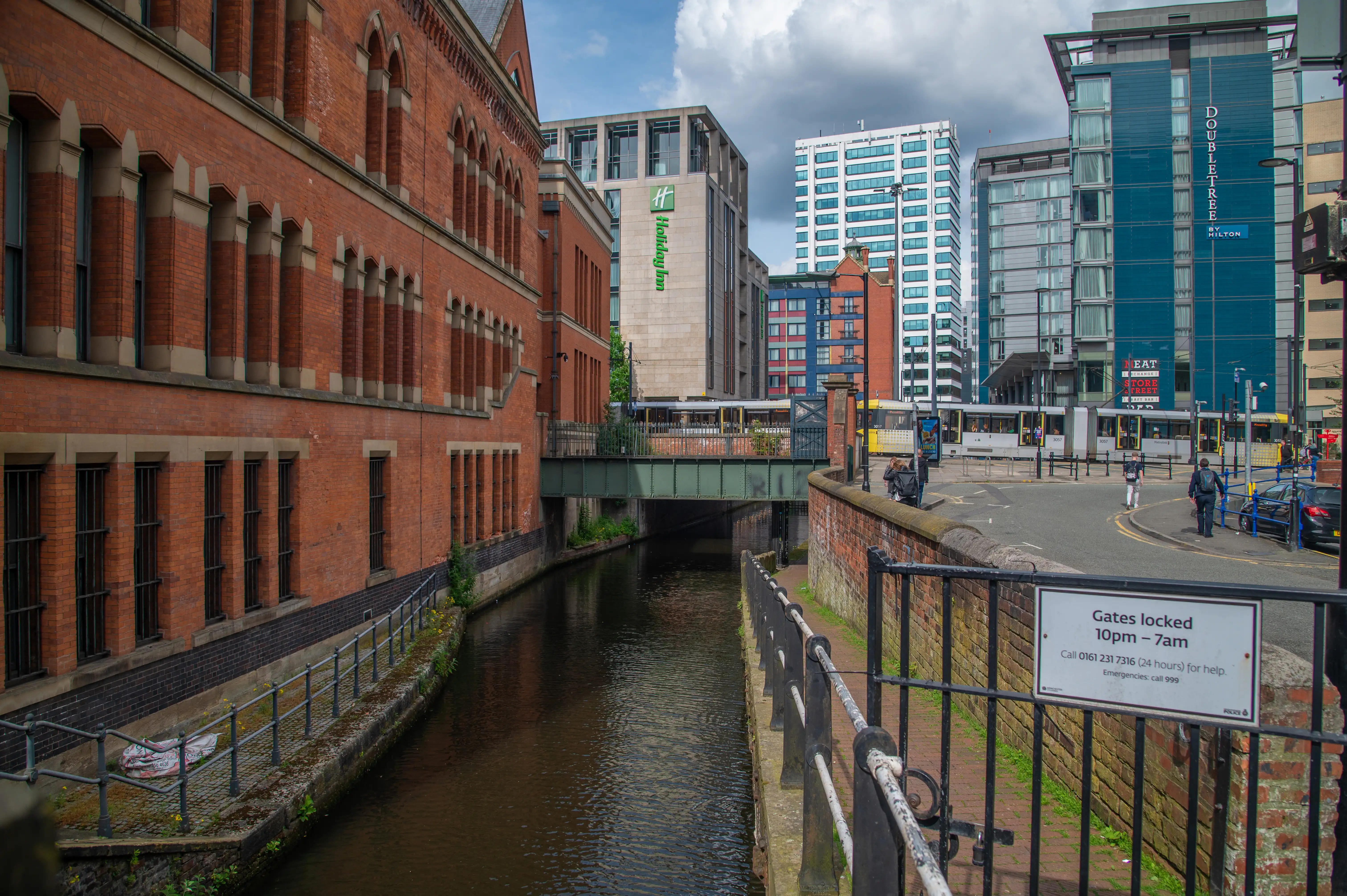 image link to https://www.mgaylard.co.uk/UKGallery/ManchesterCivic.html#canal