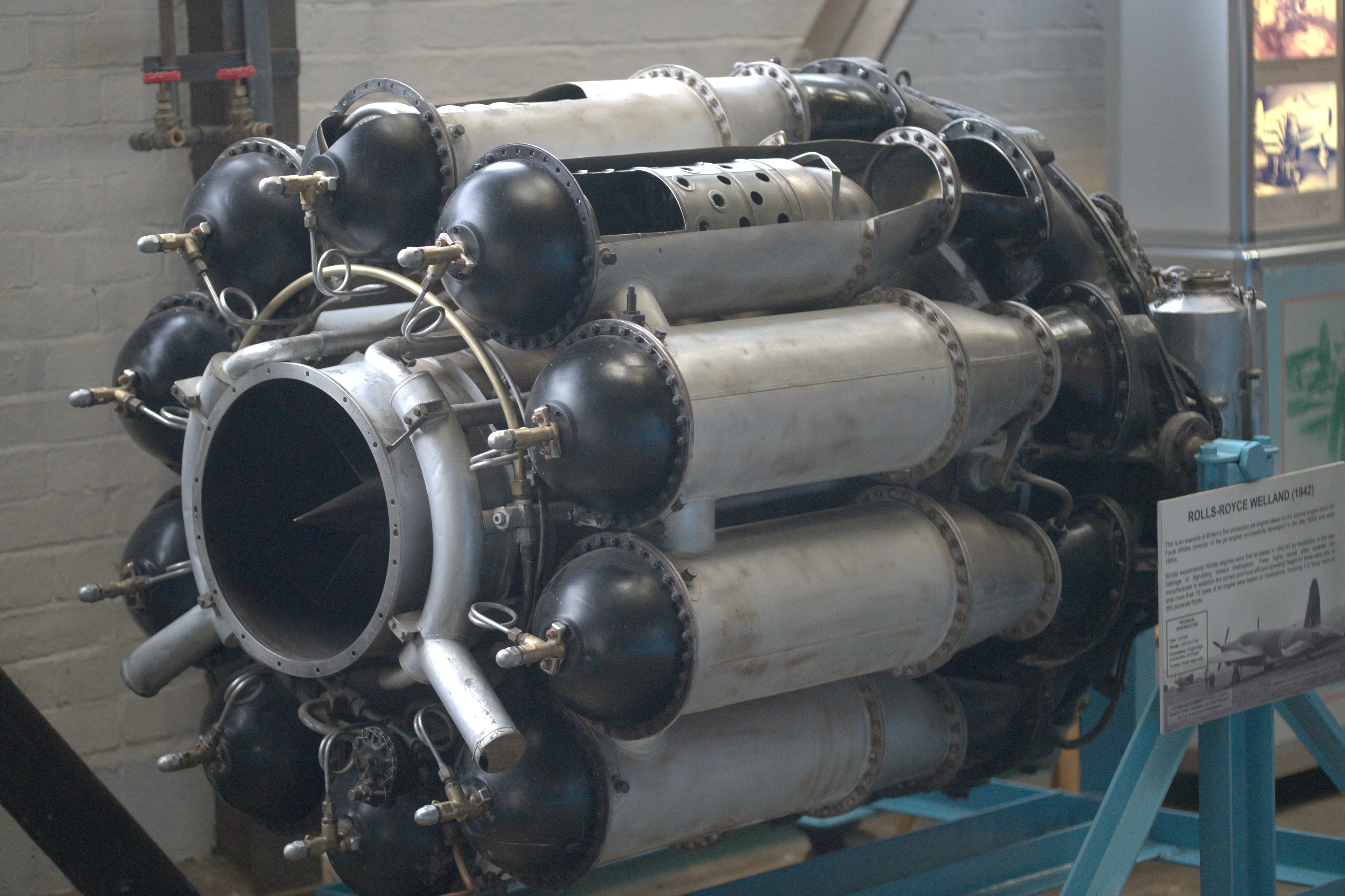 image link to https://www.mgaylard.co.ukl/UKGallery/SurreyBrooklandsStratosphereEngines.html