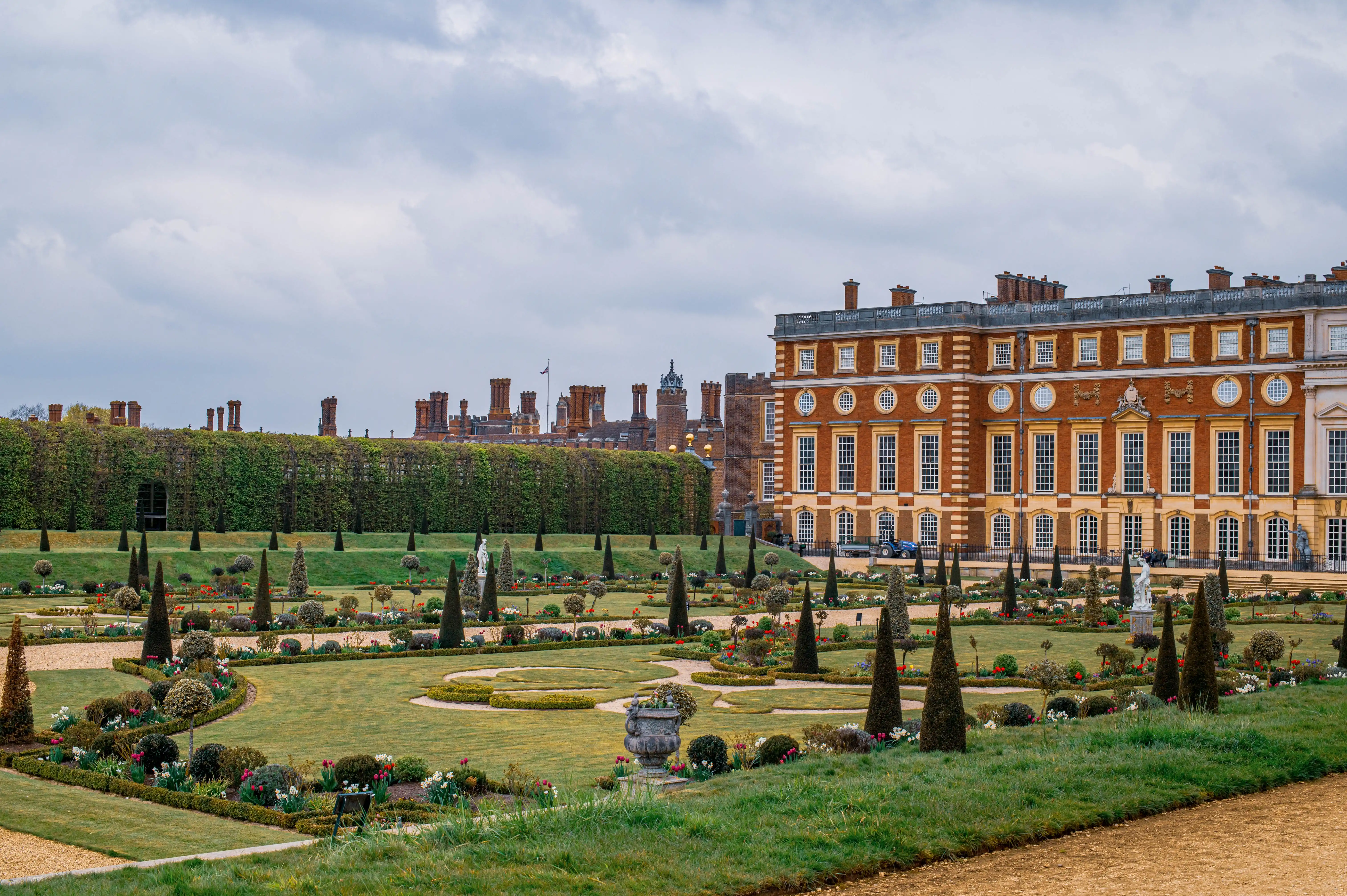 image link to https://www.mgaylard.co.uk/UKGallery/SurreyHamptonCourtPalaceGardens.html