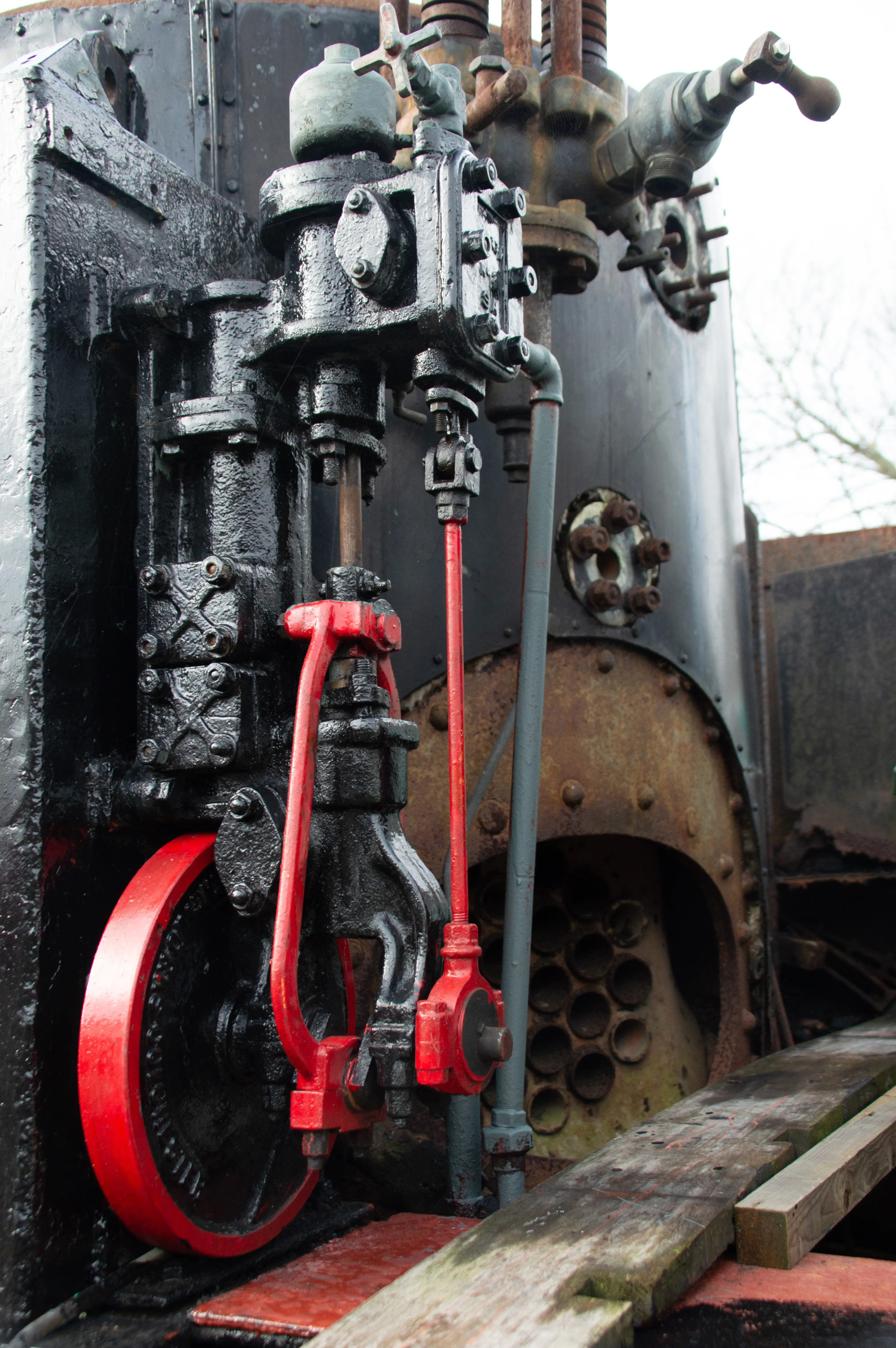 Steam Engine Mechanism with Red Flywheel