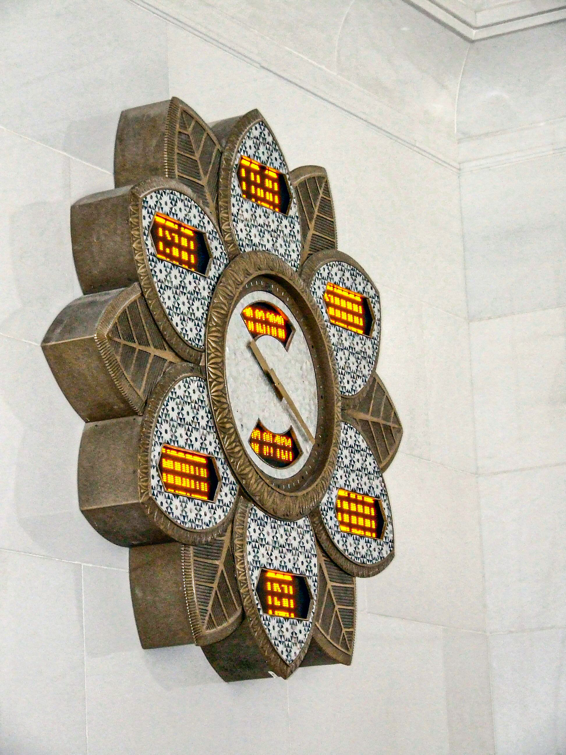 clock features a flower-like design with seven petals